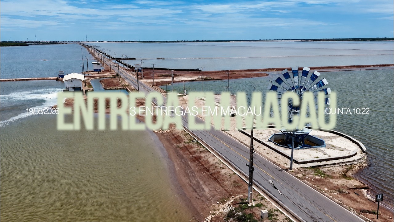 Cliente da LIV Energia Solar em frente à casa com módulos fotovoltaicos instalados, em Macau, no Rio Grande do Norte.