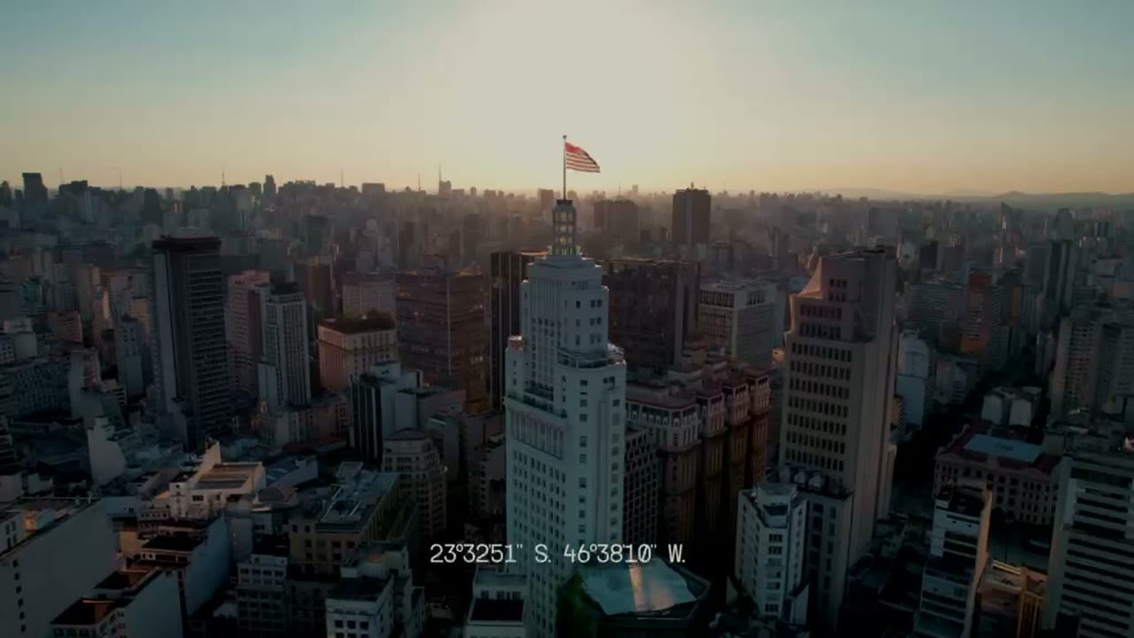 Vista aérea do centro de São Paulo ao entardecer, com o edifício Altino Arantes, o antigo Banespa, em destaque.